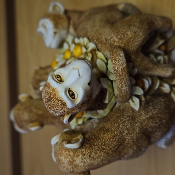 Harmony Kingdom "Family Reunion" Monkeys. Zookeepers Series - Picture 5 of 12